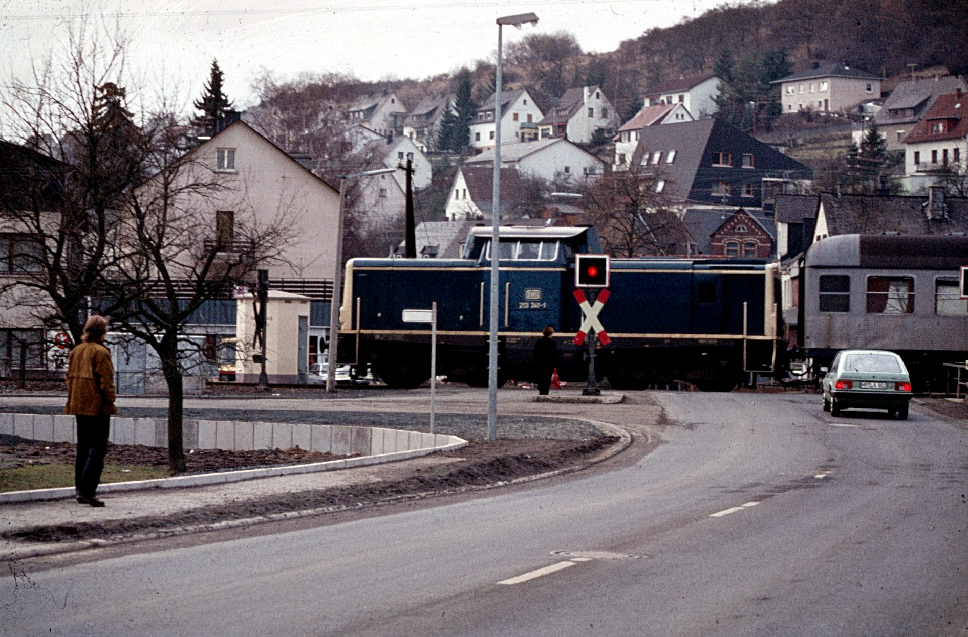 Oberscheld Bahnuebergang 213er blau